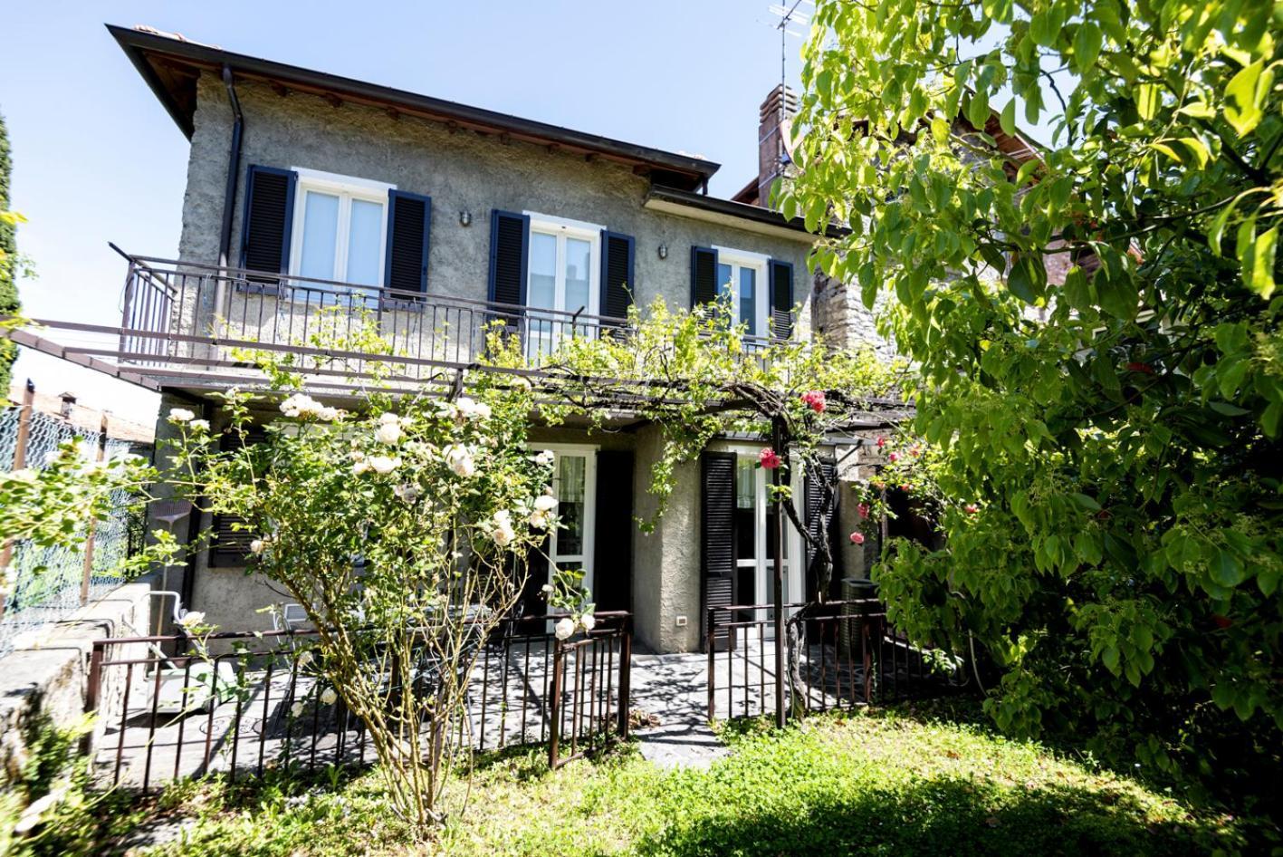 Castello Di Vezio In The Village Варенна Экстерьер фото